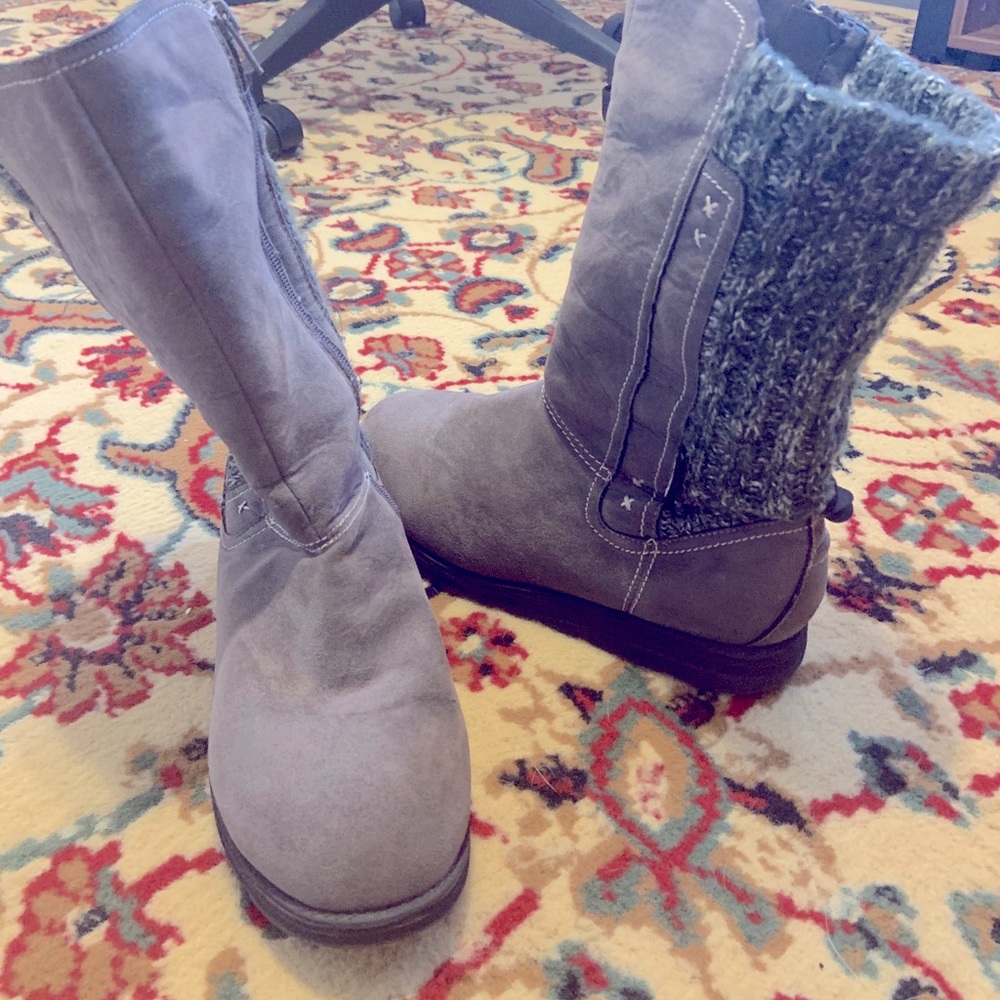 MukLuks mid calf zip up boot